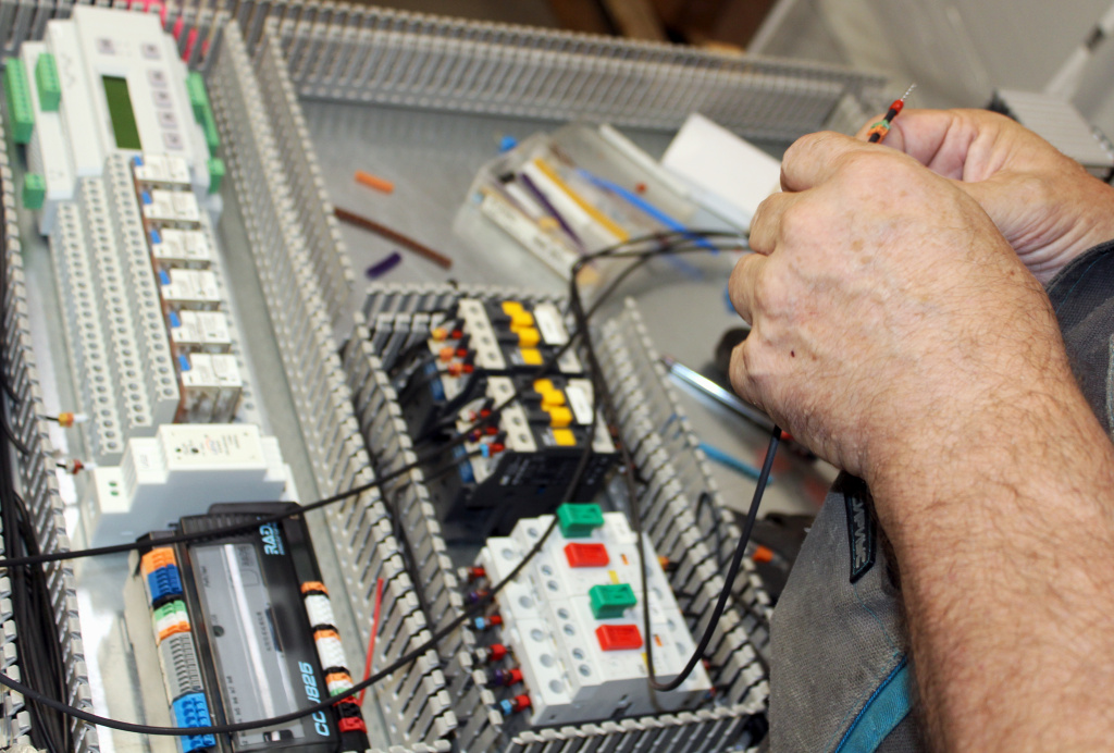 Сборщики электротехнического оборудования